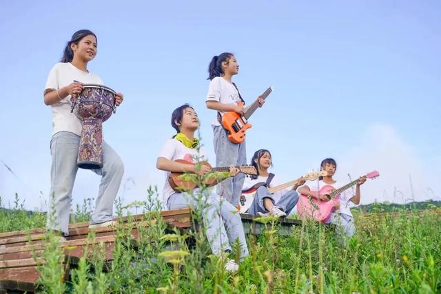 今天，我想为大山深处的天籁童声鼓掌