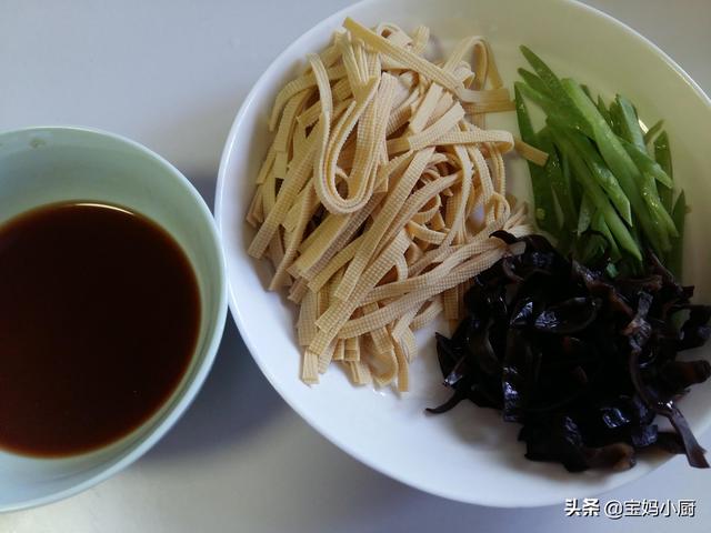 小暑热，此菜一上桌，家人胃口大开，特下饭，隔三差五就嚷着要吃