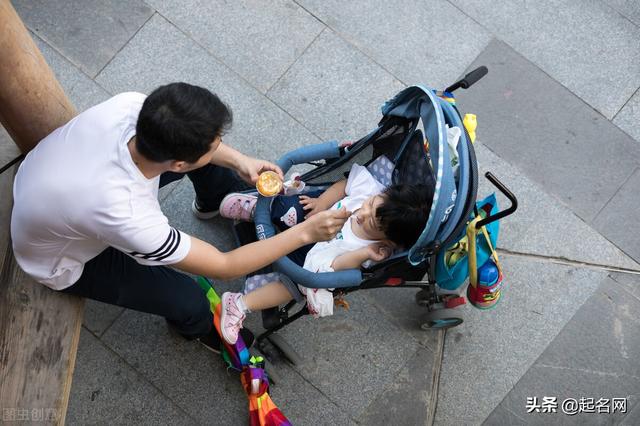 爸爸给儿子取名“超贵”，妻子听后火冒三丈：不看看你姓啥