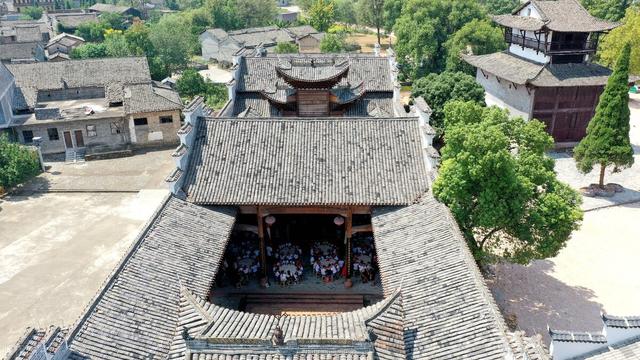 巨大的古祠，书写着“永慕”二字，很有深意