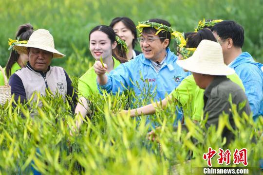 “钟情”大同的热心市民成龙