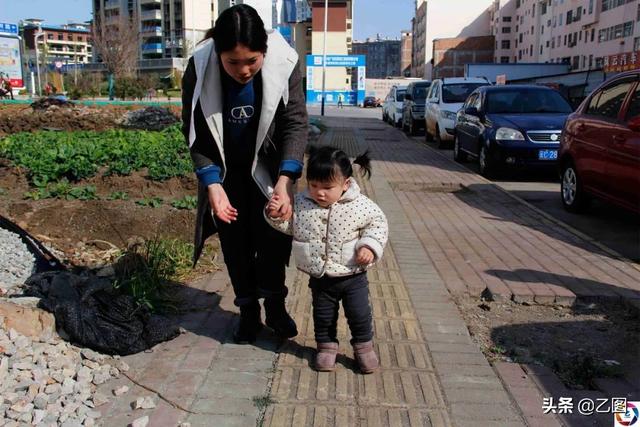 妈妈教失明女儿用木棍走路，被反问：每个人都用棍子吗？妈妈哭了