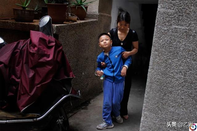 云南一男童接连高烧七天，高烧退去后出现的症状让全家崩溃