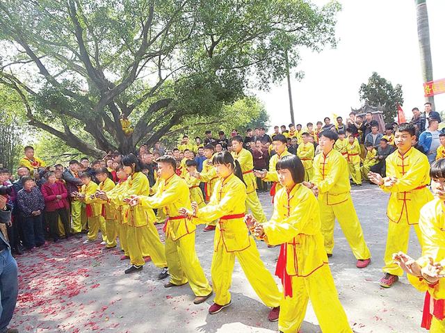 仲恺陈江东楼村：两公里古墙围出城堡 百年榕树见证兴衰