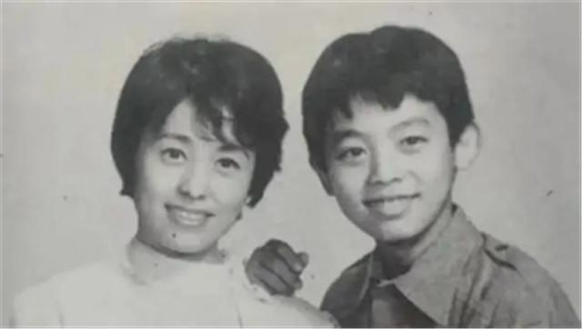 1984年，朱明瑛被丈夫载着前往民政局，两人有说有笑的办了离婚