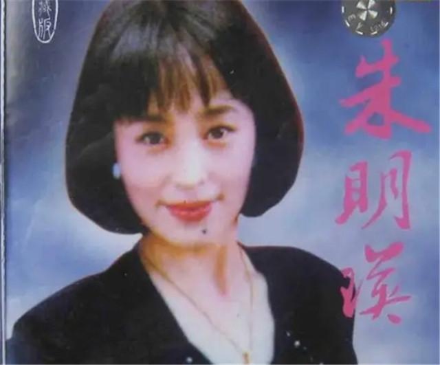 1984年，朱明瑛被丈夫载着前往民政局，两人有说有笑的办了离婚