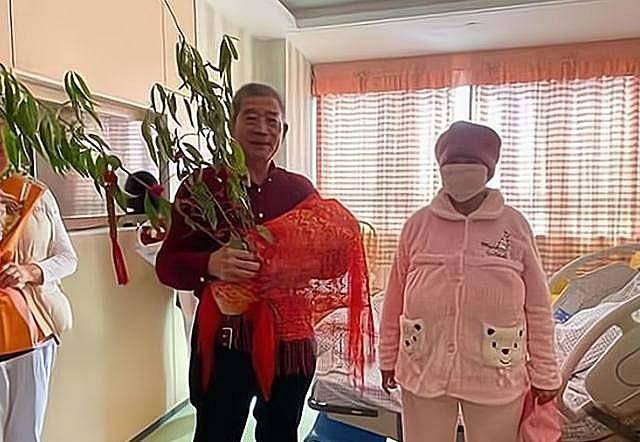 67岁奶奶不顾中年儿女反对，坚持产女，如今抱着孩子直播带货