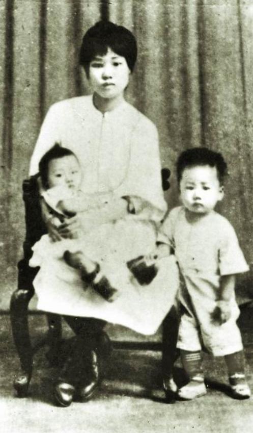 刘思齐19岁嫁给毛岸英，一件遗物被她珍藏56年，年过七旬含泪捐出
