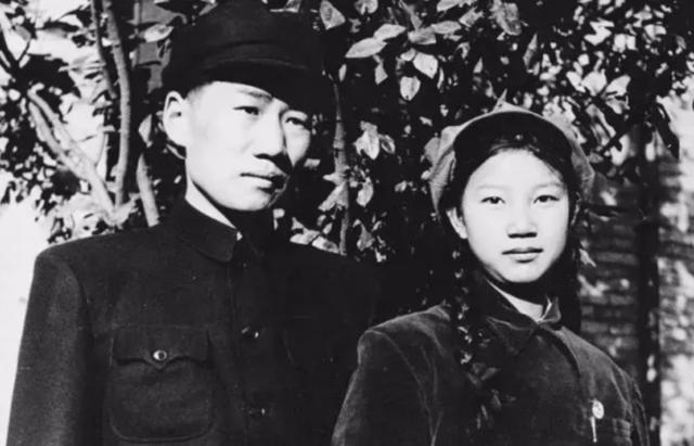 刘思齐19岁嫁给毛岸英，一件遗物被她珍藏56年，年过七旬含泪捐出
