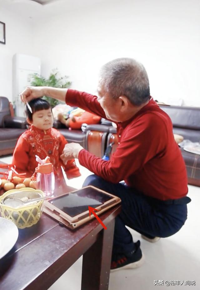 两岁小天赐喜迎新年，70岁爸爸为其精心打扮，穿新衣服获赠大红包