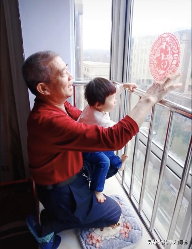 两岁小天赐喜迎新年，70岁爸爸为其精心打扮，穿新衣服获赠大红包