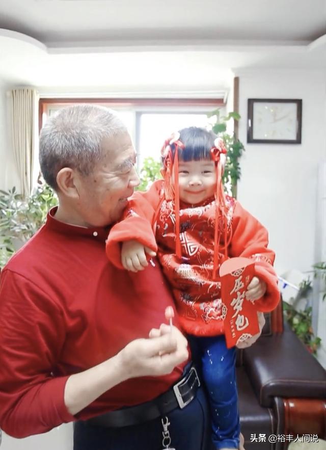 两岁小天赐喜迎新年，70岁爸爸为其精心打扮，穿新衣服获赠大红包