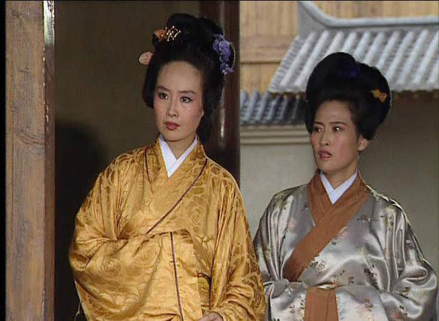 94版《三国演义》美女集锦，十五个角色分三档，两位世纪女神