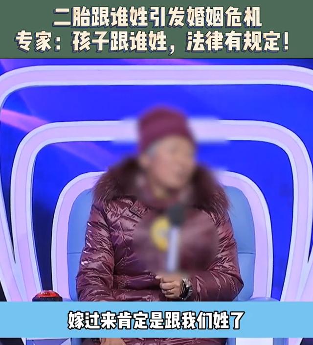 二胎儿子随母姓，引发家庭大战夫妻闹离婚，律师：法律支持跟妈姓