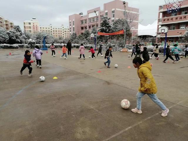 中国女足夺冠后 乌蒙山里的小学生女足球队：长大后我想成为你