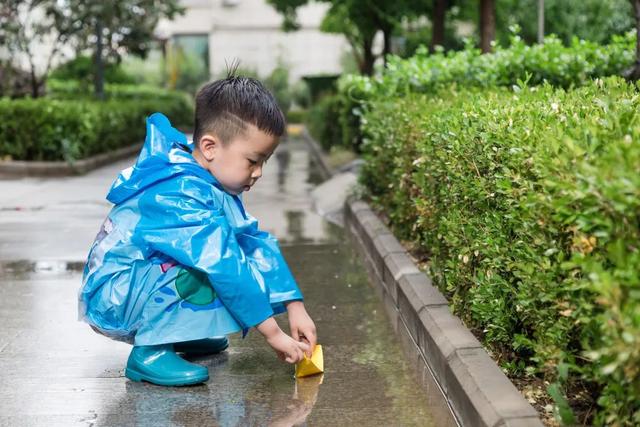 好看不遮挡视线，这件儿童雨衣，让孩子一秒爱上下雨天