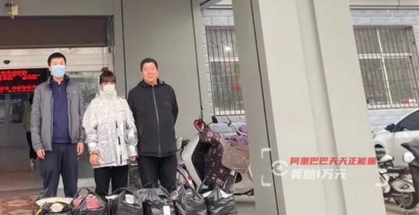 因为一条信息，服装店女老板把自己所有货物免费送人……