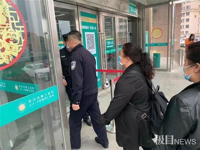 流浪老汉突然晕倒街头，民警一查：失踪21年，身份让人吃惊