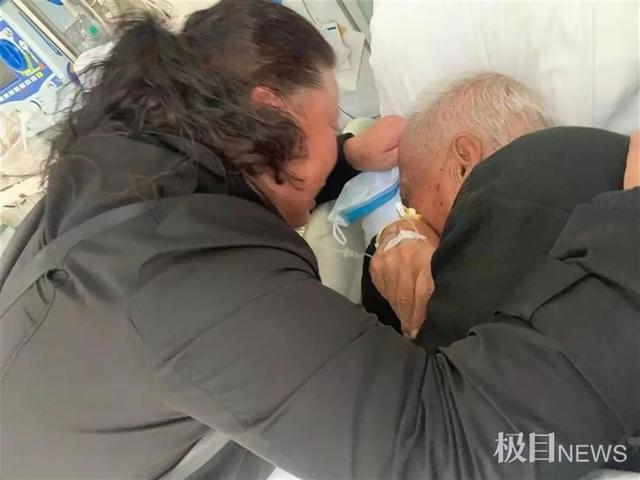 流浪老汉突然晕倒街头，民警一查：失踪21年，身份让人吃惊