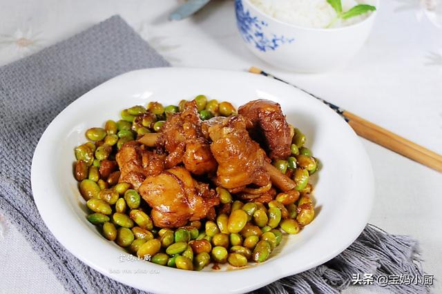 毛豆配此肉，做出来太好吃了，香，下饭，嘴刁的孩子也挑不出毛病