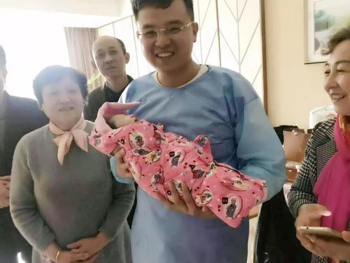 宝爸给娃取名“吴赖”，护士粗心打错一个字，父母却惊喜：不改了
