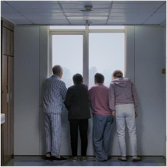 95后护士拍下近500张病房走廊窗外照，网友：生命有光