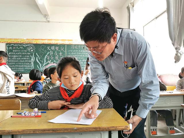 从退役老兵到“上海阿爸”，他在助学扶贫路上前行19年