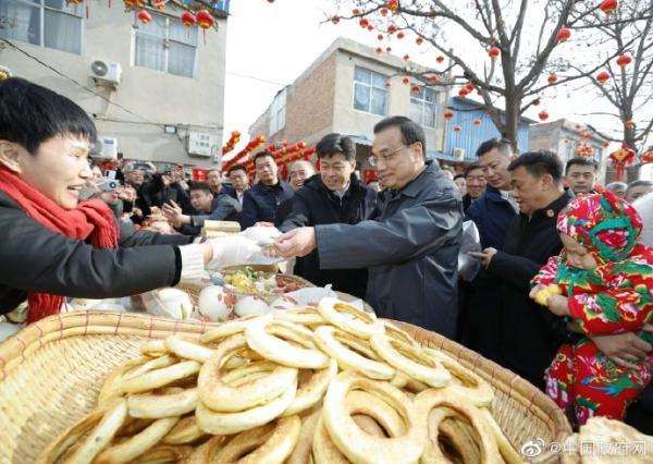 大花馍、糕点、苹果、年画！李克强山西运城赶年集，一路下来买了四种年货