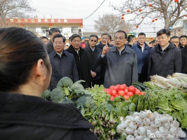 大花馍、糕点、苹果、年画！李克强山西运城赶年集，一路下来买了四种年货