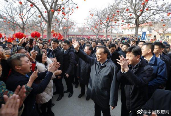 大花馍、糕点、苹果、年画！李克强山西运城赶年集，一路下来买了四种年货