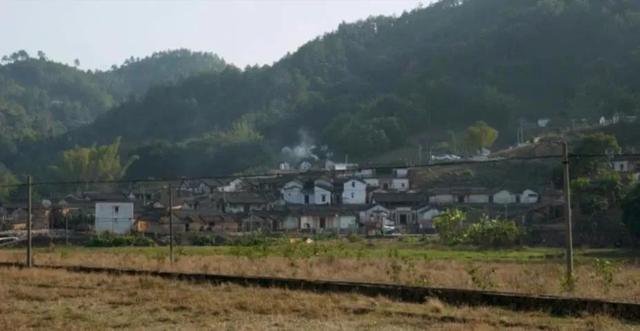 田家炳弥留之际眼睛看不见，颤抖的手仍握着标满捐赠学校的地图