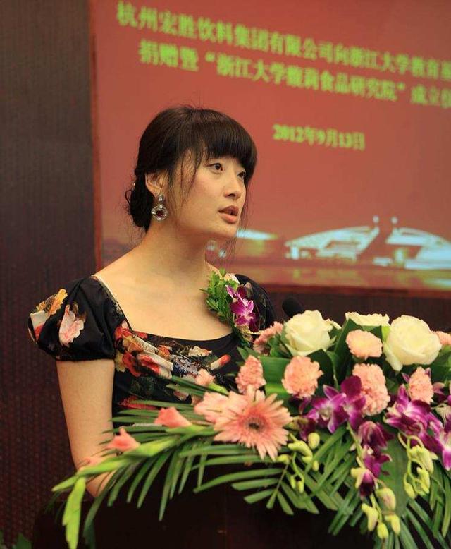 杭州富二代美女，父亲给1000万创业，如今她身家400亿，却没结婚