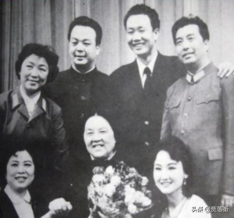 曾是一代歌王，二婚娶小27岁娇妻后老来得子，儿子17岁入狱十年