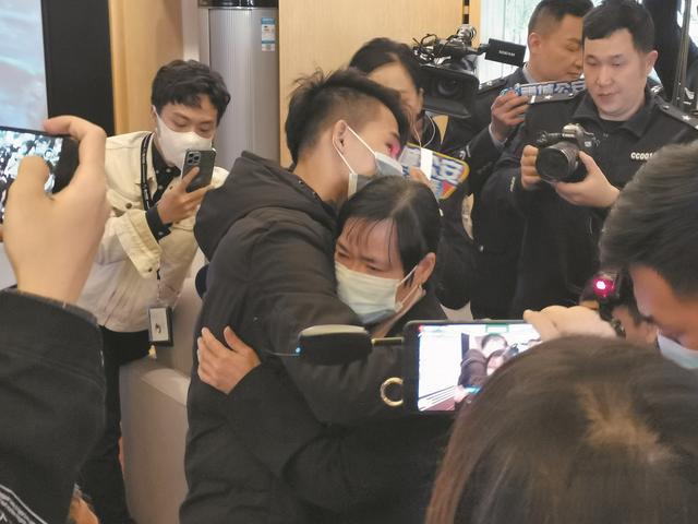 广州两岁半男孩走失22年 昨日在佛山和家人重聚