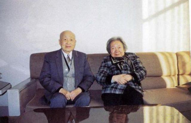 2003年，著名数学家苏步青在上海逝世，身上装着一张日本女士照片