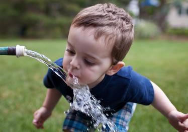 四款高颜值运动水杯测评：让宝宝爱上喝水，你选对了吗？