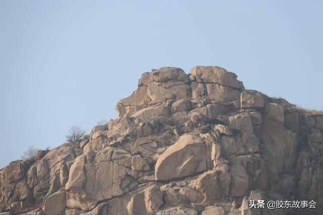 烟台这个村的山上有块奇石，当地人称“猪八戒背媳妇”