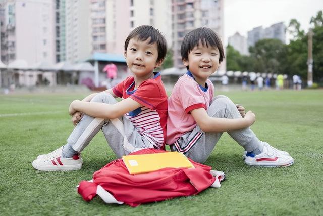 比“梓涵”还要烂大街的名字来了，老师表示很无奈，喊起来还不顺