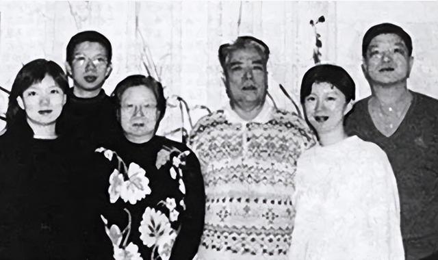 毛岸英牺牲2年后，刘思齐才知噩耗，毛主席把自己的安眠药给她3颗