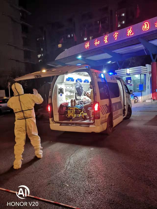 上海闭环管理小区的这些“移动装备”，成了居民就医的“定心丸”