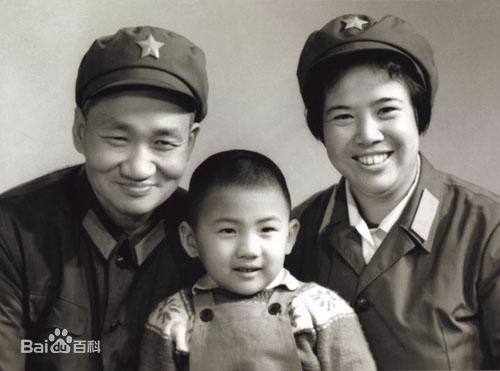 毛岸青34岁还单身，毛泽东给儿子出主意：谈恋爱时别提爸爸的名字