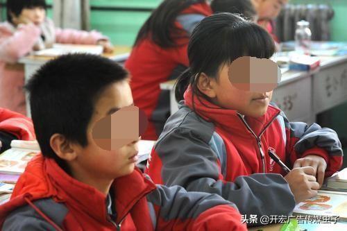 女儿姓“方”，课上从没被点名回答过问题，老师：这名实在不敢叫