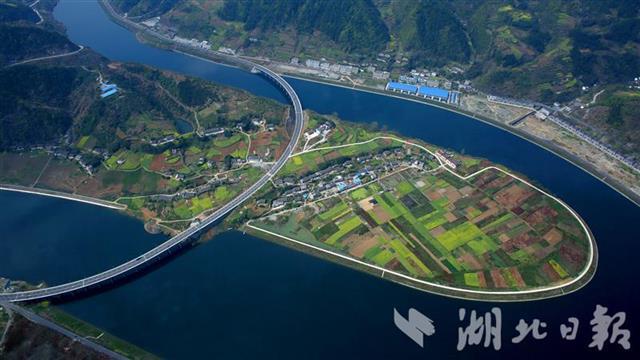 湖北竹山：12年架设18座跨河公路大桥“陡河”天堑变通途