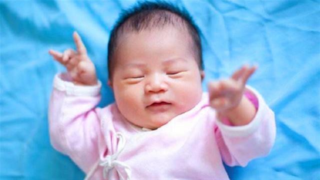 男孩姓“李”，出生证被护士打错，宝妈看到后大喜：就这个不改了