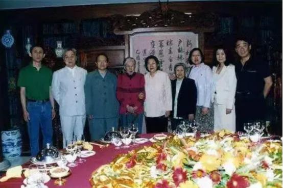 2004年毛刘两家聚会，席间，王光美：我老了，你们要世代友好啊