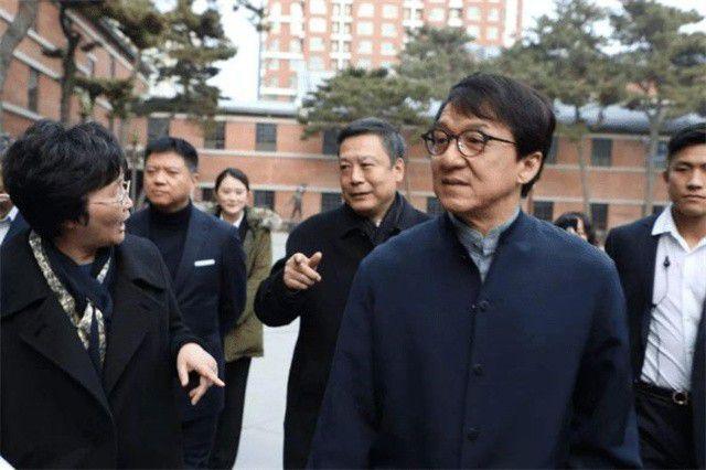 安徽一男子10岁时被父亲抛弃,63年后第一次见“亲弟”,发现是成龙