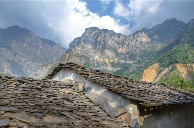 石盆、石灶、石床、石枕，东川这个村子的人，一辈子都住在石头里