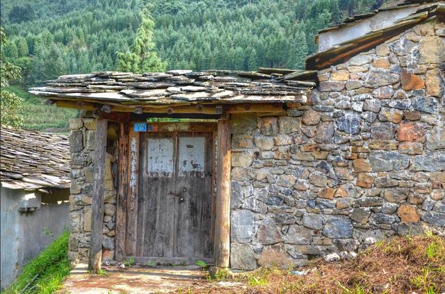 石盆、石灶、石床、石枕，东川这个村子的人，一辈子都住在石头里