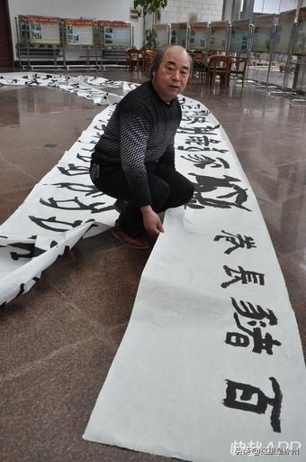 徐州57岁老教师写了100个不同的猪字迎新春！
