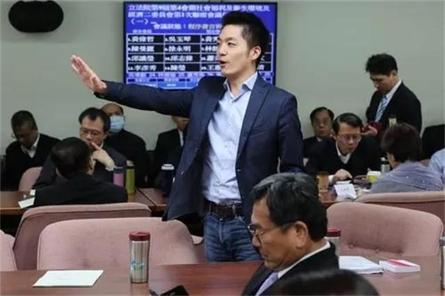 半路认回的蒋家第四代，国民党新贵，其行为被外界痛批：数典忘祖